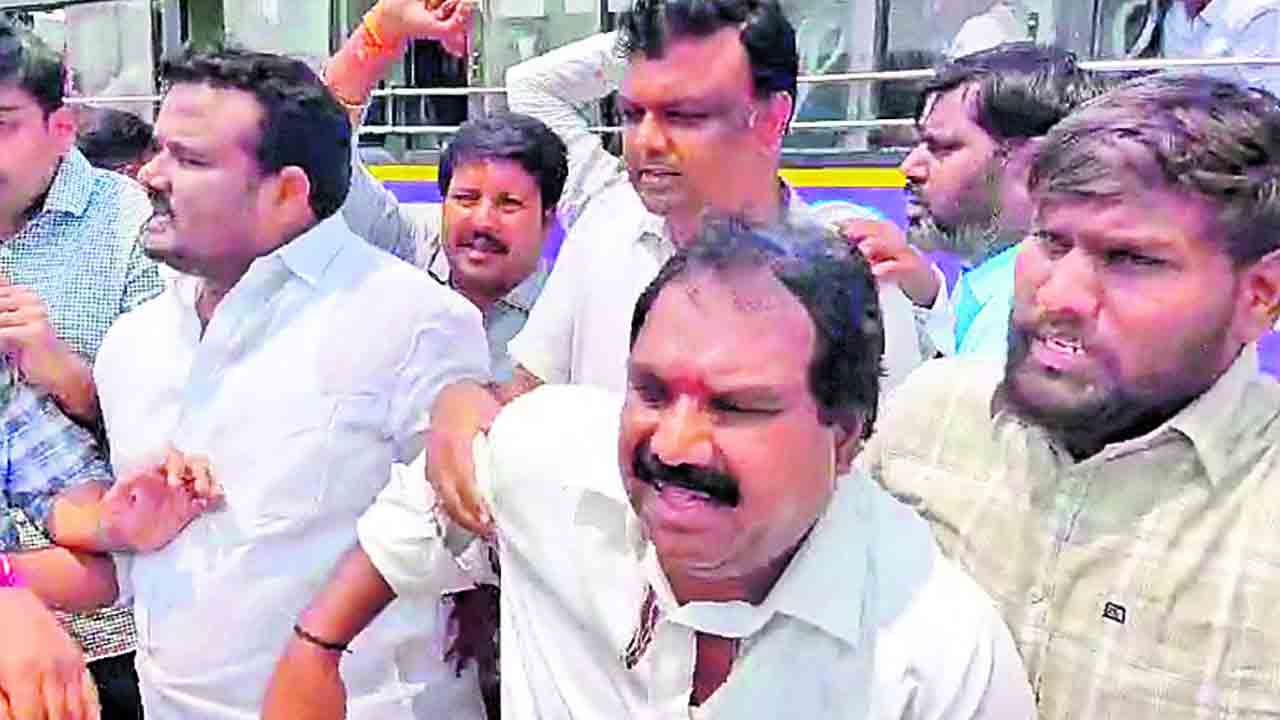 అరూరి చుట్టూ హైడ్రామా