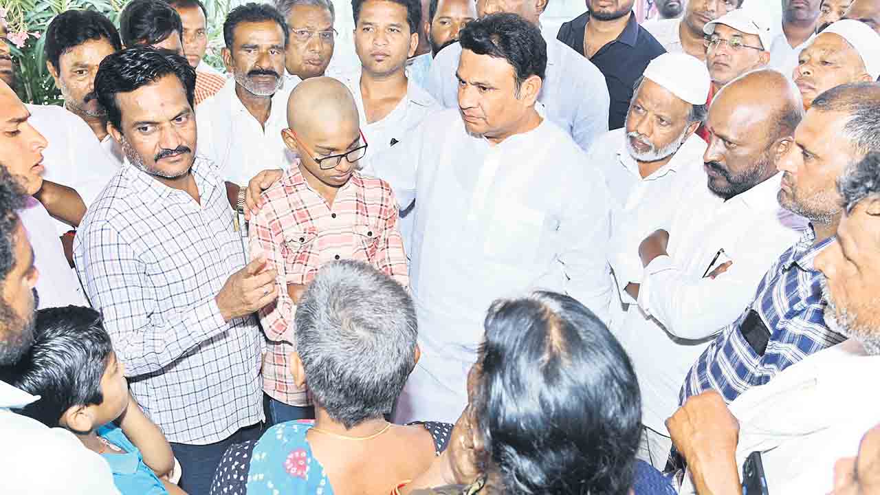 ఆటో డ్రైవర్‌ కుటుంబానికి రూ.15 లక్షల ఎక్స్‌గ్రేషియా ఇవ్వాలి