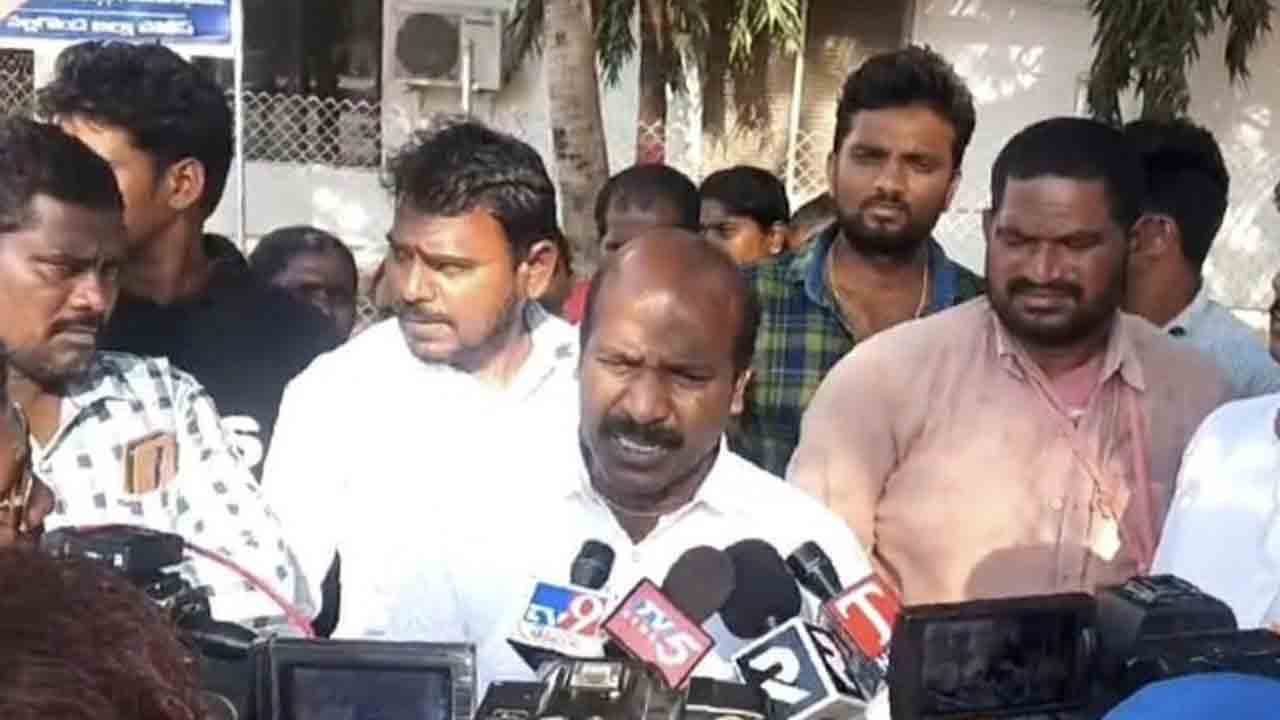 బీఆర్‌ఎస్‌ కార్యకర్తలపై అక్రమ కేసులు బనాయిస్తున్నారు