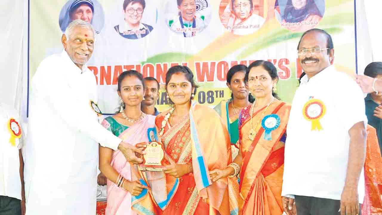 మహిళలు సమాజ మార్గదర్శకులు