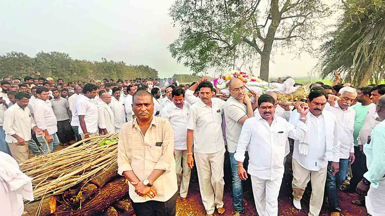 అశ్రునయనాలతో అంతిమ వీడ్కోలు