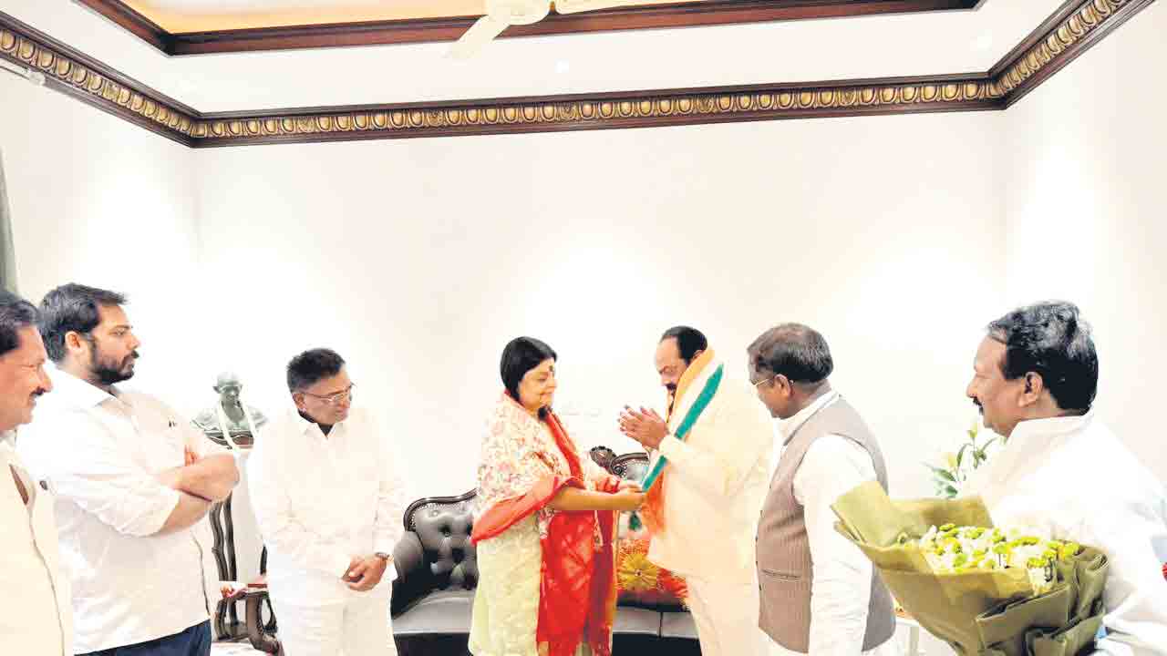 ‘హస్తం’లో పురాణం చిచ్చు