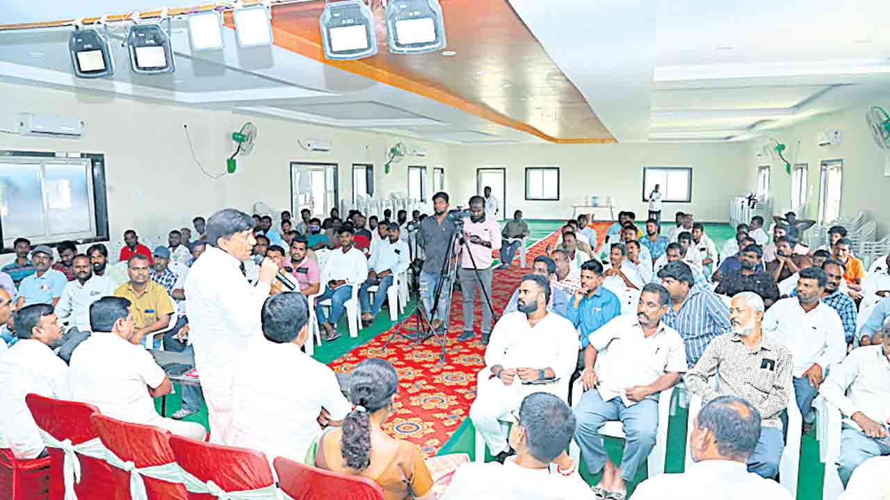 ఆటో డ్రైవర్ల సమస్యలపై పోరాడుతాం