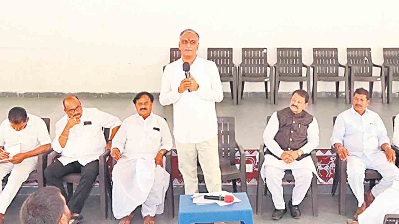 కాంగ్రెస్‌ హామీలపై ప్రతి పల్లెలో చర్చపెట్టాలి