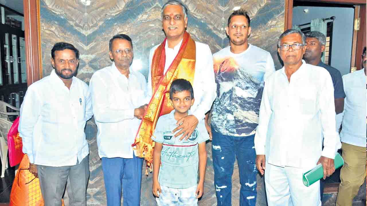 హరీశ్‌రావును సన్మానించిన మాజీ ఎమ్మెల్సీ
