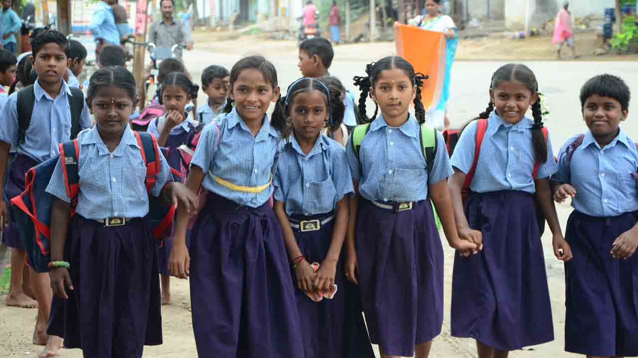 ఐదు రకాల డిజైన్లలో యూనిఫామ్‌