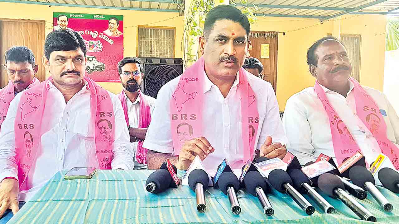 ద్రోహులకు ప్రజలే బుద్ధిచెబుతరు