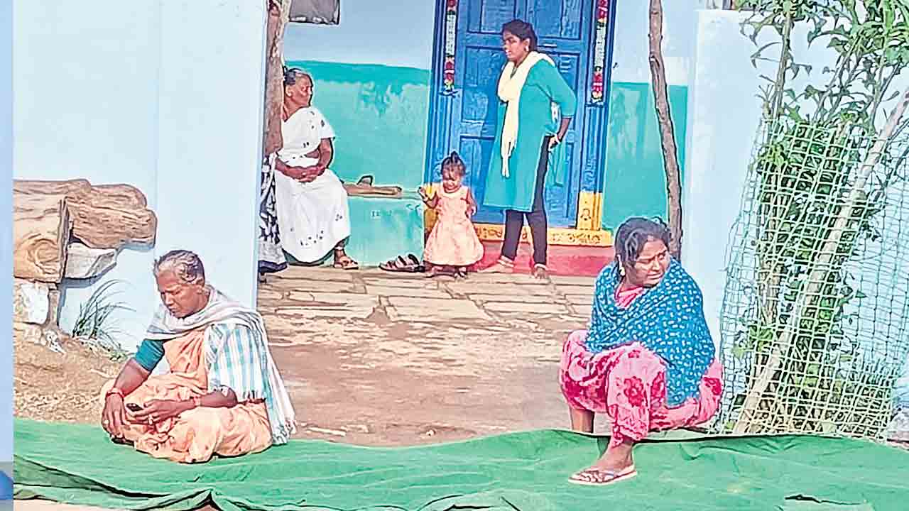 ప్రియుడి ఇంటి ఎదుట ప్రియురాలి నిరసన