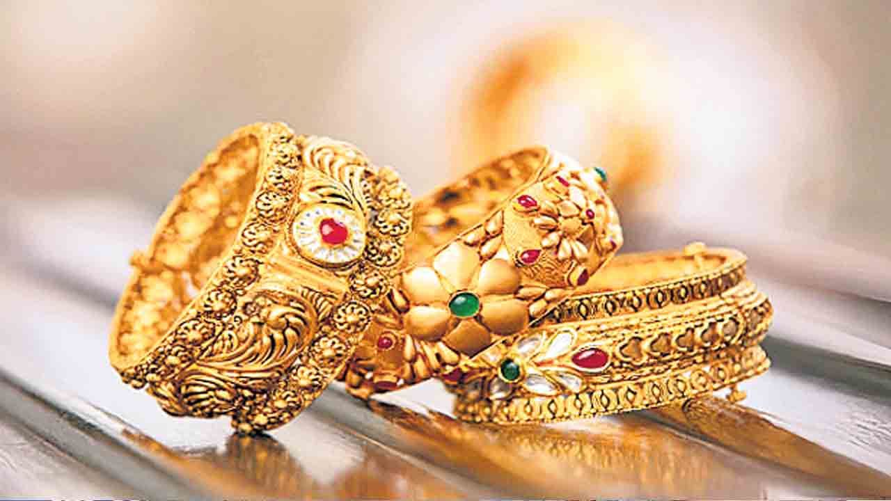 Cheating | తక్కువ ధరకు బంగారం ఇప్పిస్తామని మోసం చేస్తున్న ముఠా అరెస్ట్‌..