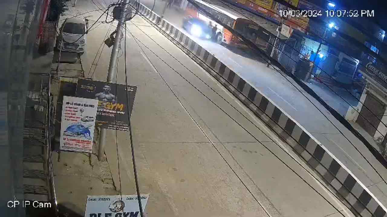 Gorakhpur | గోరఖ్‌పూర్‌లో ఘోర ప్రమాదం.. రోడ్డుపై నడుకుంటూ వెళ్తున్న ముగ్గురిని ఢీకొట్టిన కారు.. వీడియో