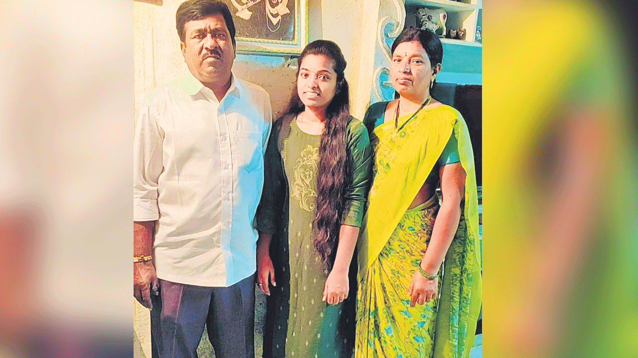 అన్నారం సౌమ్యకు నాలుగు కొలువులు