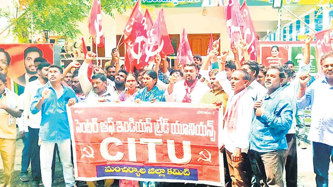 ఎమ్మెల్యేల ఇళ్ల ఎదుట పారిశుధ్య కార్మికుల నిరసన