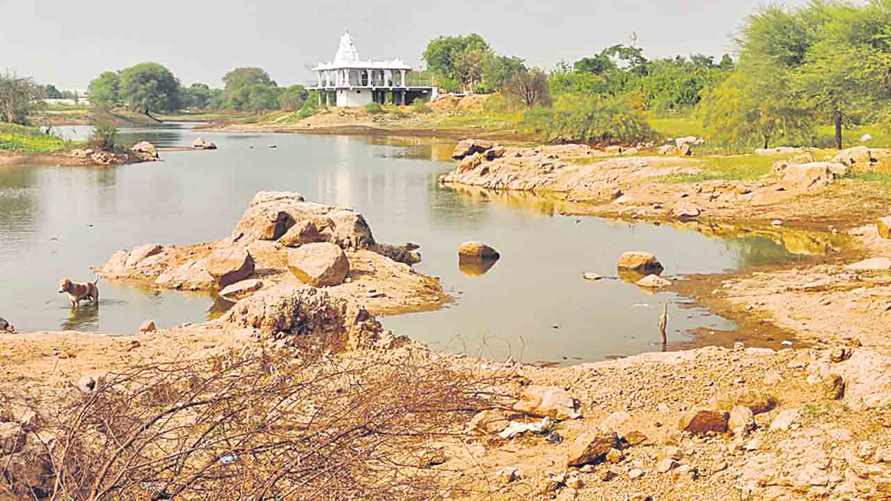 జలకళ తప్పిన పల్లె చెరువులు