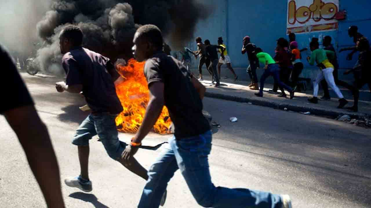 Haiti jail | జైలు గోడలు బద్దలు కొట్టి వందల మంది ఖైదీలు పరార్‌..!