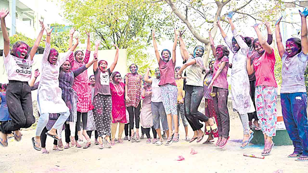 ఆనందోత్సాహాలతో హోలీ