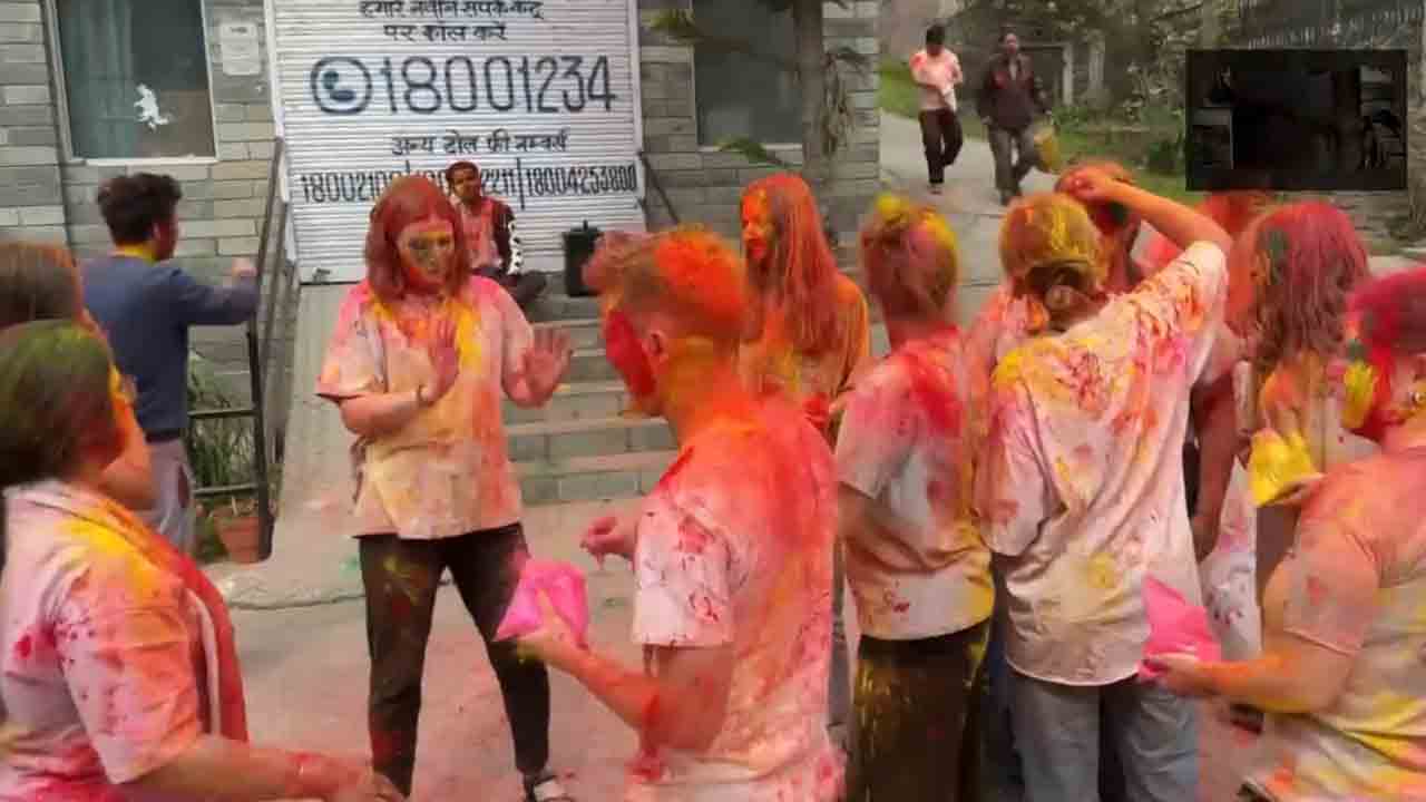 Holi celebrations | అక్కడ స్థానికులతో కలిసి విదేశీ టూరిస్టుల హోలీ సెలబ్రేషన్స్‌.. Video