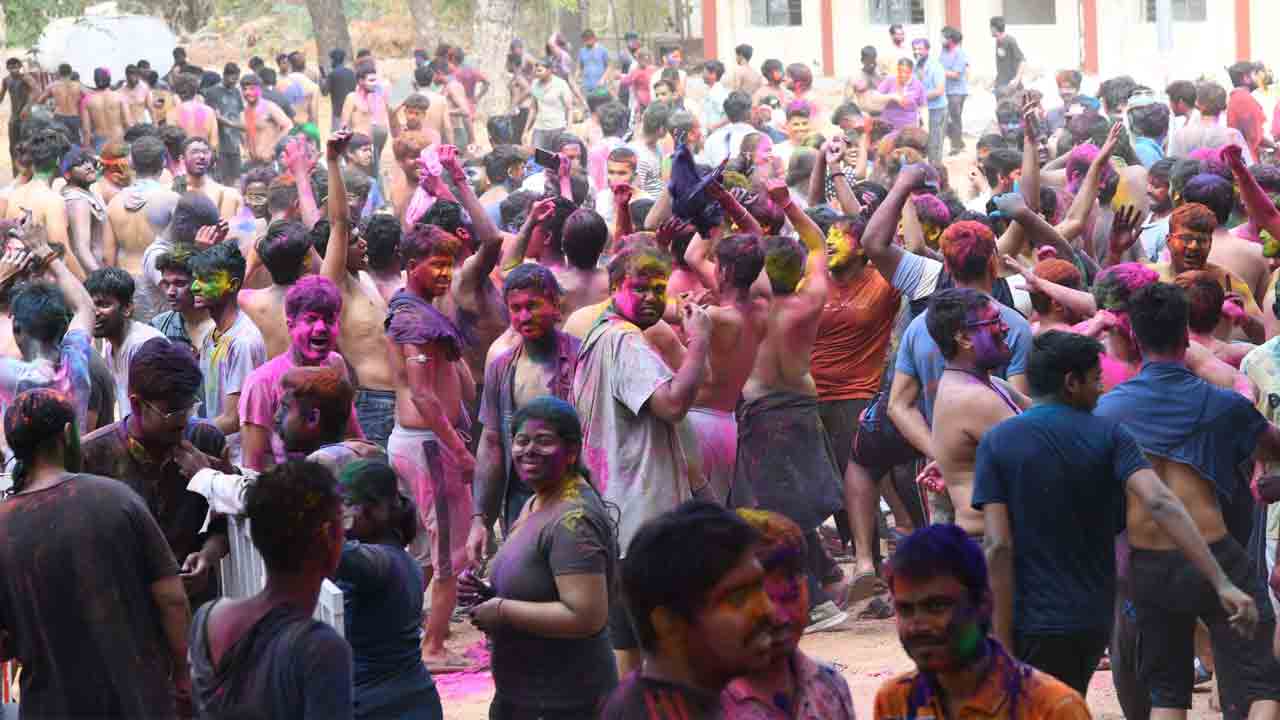 ఘనంగా హోలీ