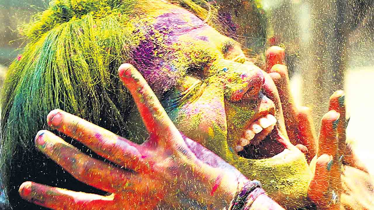 రంగుల కేళీ.. హోలీ..
