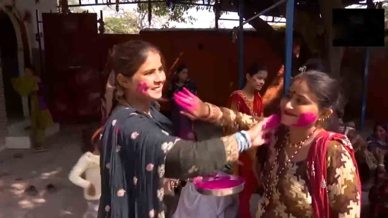 Holi | అమల్లోకి CAA.. పాకిస్థానీ శరణార్థులకు ముందే వచ్చిన హోలీ పండుగ.. Video