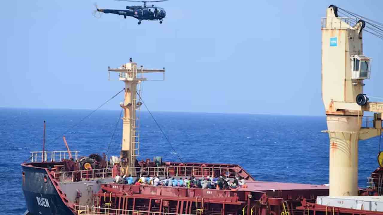 INS Kolkata | ఇండియన్‌ నేవీ అదుపులో 35 మంది సముద్ర దొంగలు.. వాణిజ్య నౌకకు విముక్తి
