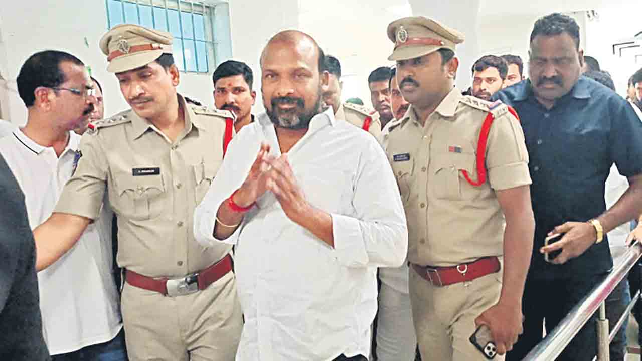 కాంగ్రెస్‌ కక్షసాధింపు రాజకీయాలు