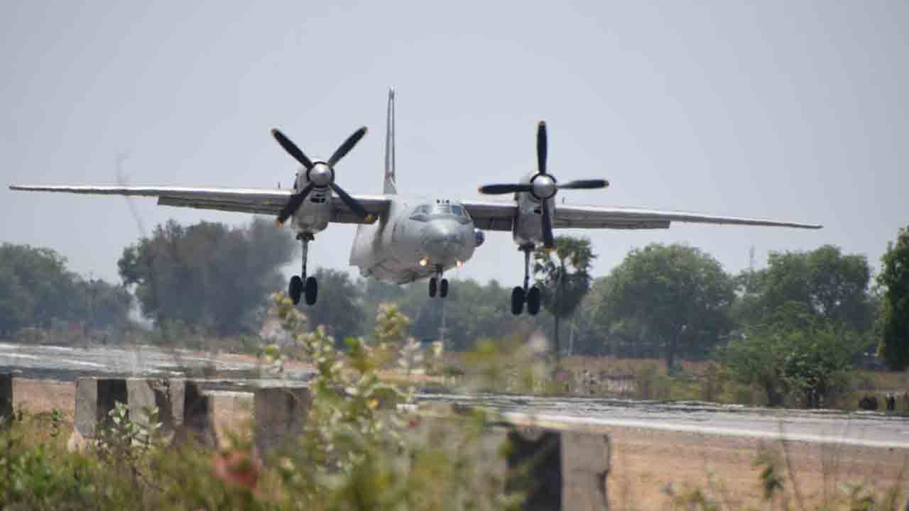 Indian Air Force | బాపట్లలో జాతీయ రహదారిపై సుఖోయ్‌ యుద్ధ విమానాల ల్యాండింగ్‌.. VIDEOS