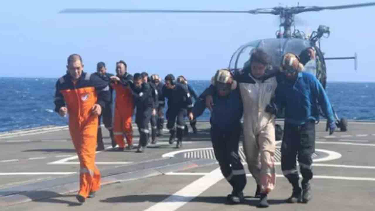 Indian Navy Rescues 21 | హౌతీ క్షిపణి దాడికి గురైన కార్గో షిప్‌ నుంచి.. 21 మందిని రక్షించిన ఇండియన్‌   నేవీ