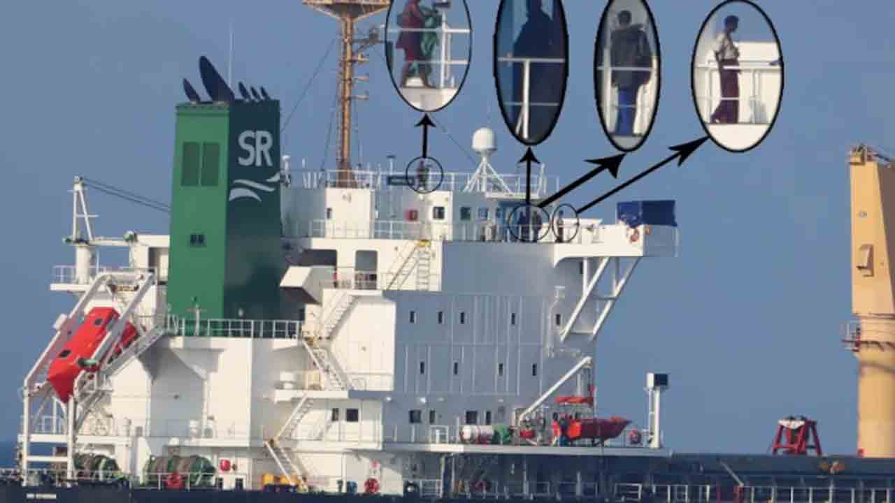 Indian Navy Warship | సముద్రపు దొంగల ఆధీనంలో బంగ్లా షిప్‌.. స్పందించిన భారత యుద్ధ నౌక