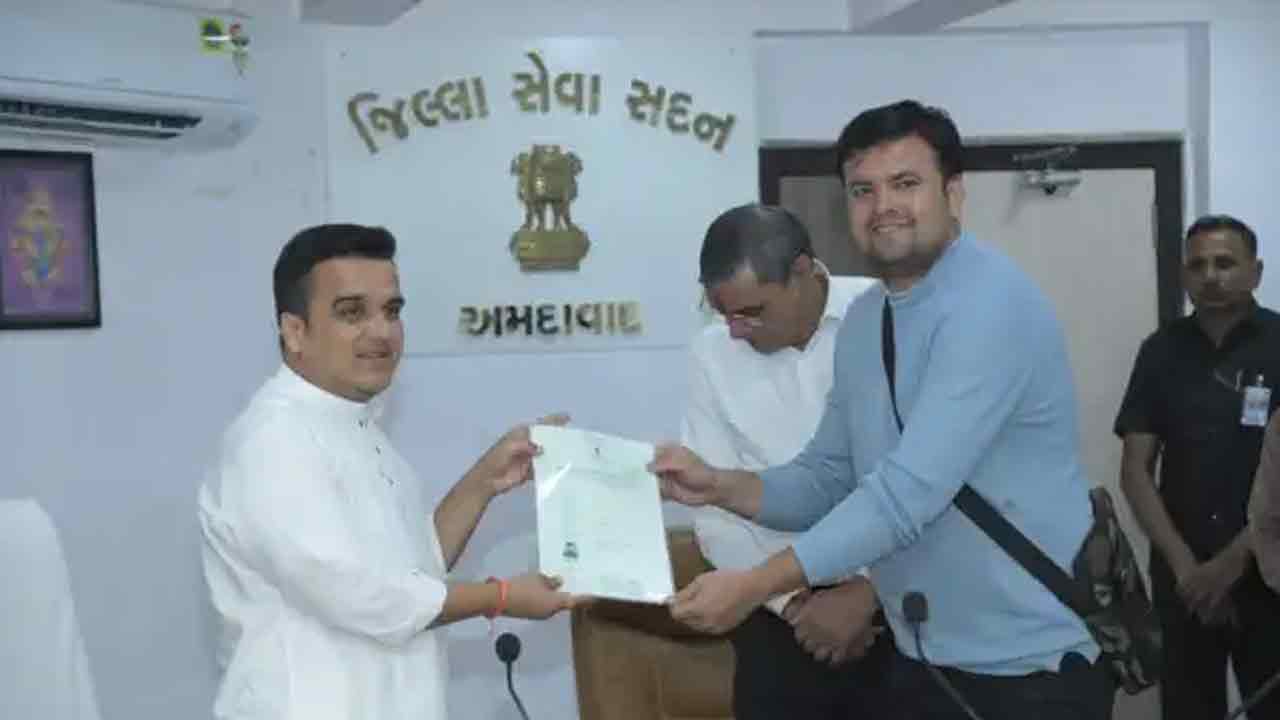 Indian Citizenship | గుజరాత్‌లో 18 మంది పాక్‌ హిందూ శరణార్థులకు భారత పౌరసత్వం