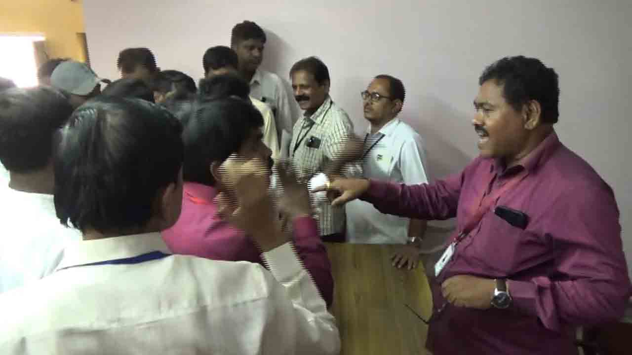 ఇంటర్మీడియట్‌ మూల్యాంకనం కేంద్రానికి బోర్డు అధికారులు