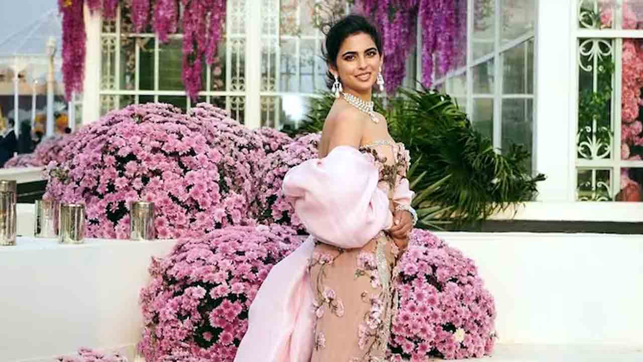 Isha Ambani | సోదరుడి ముందస్తు వివాహ వేడుకల్లో మెరిసిన ఈషా అంబానీ.. ఆఫ్‌ షోల్డర్‌ గౌనులో