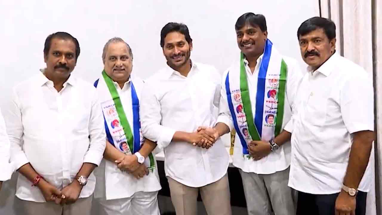 Mudragada Padmanabham | వైసీపీలో చేరిన ముద్రగడ పద్మనాభం.. పార్టీ కండువా కప్పిన సీఎం జగన్‌