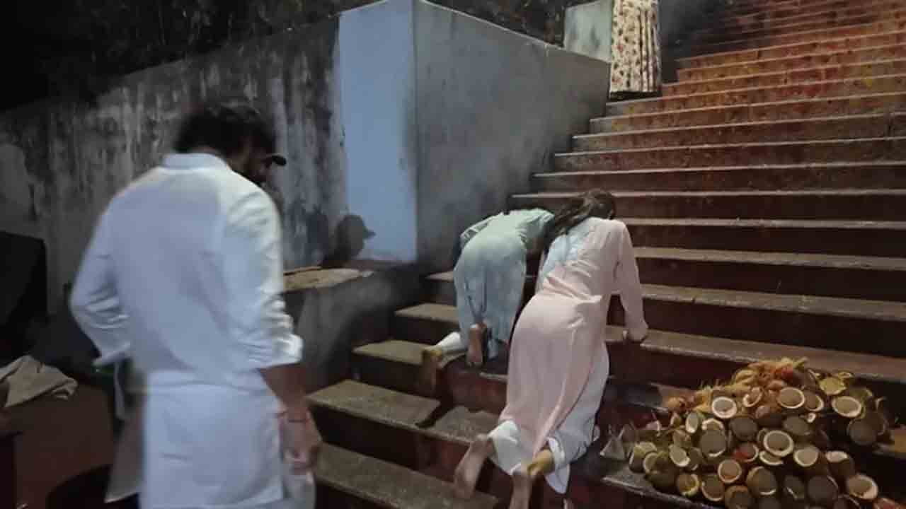 Janhvi Kapoor | మోకాళ్లపై తిరుమల మెట్లు ఎక్కిన జాన్వీ కపూర్‌.. వీడియో షేర్‌ చేసిన ఓరీ