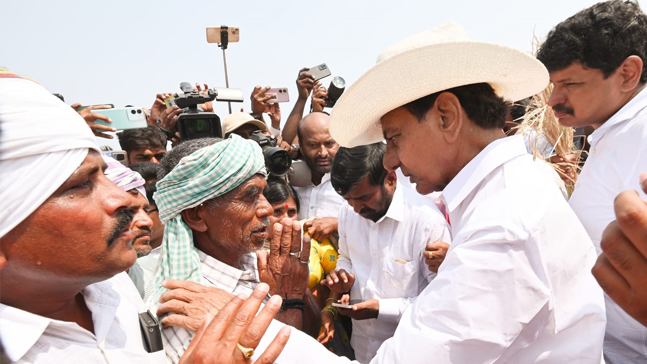 KCR | వెలుగుపల్లిలో పంటలను పరిశీలించి.. రైతులను ఓదార్చిన కేసీఆర్