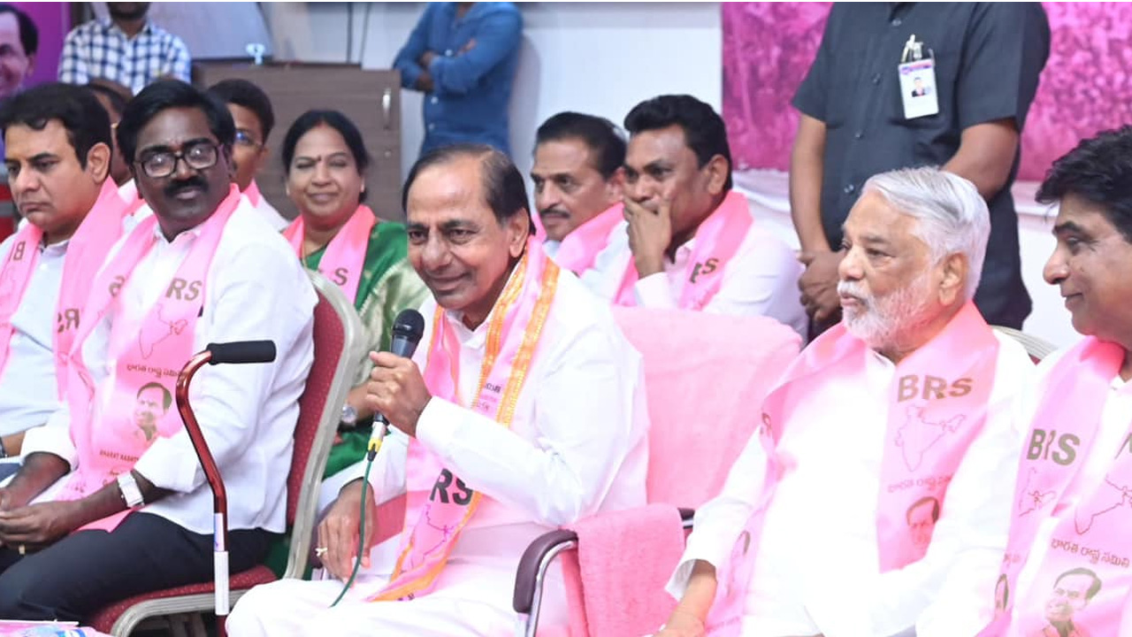 KCR | కాంగ్రెస్‌ నేతలు వాళ్లల్లో వాళ్లే కొట్టుకుంటున్నారు.. రాబోయే కాలం బీఆర్‌ఎస్‌దే : కేసీఆర్‌