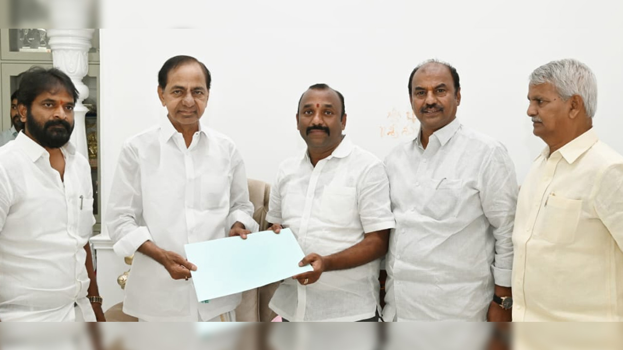 KCR | ఎమ్మెల్సీ అభ్యర్థి నవీన్‌కుమార్‌ రెడ్డికి బీఫారం అందజేసి కేసీఆర్‌