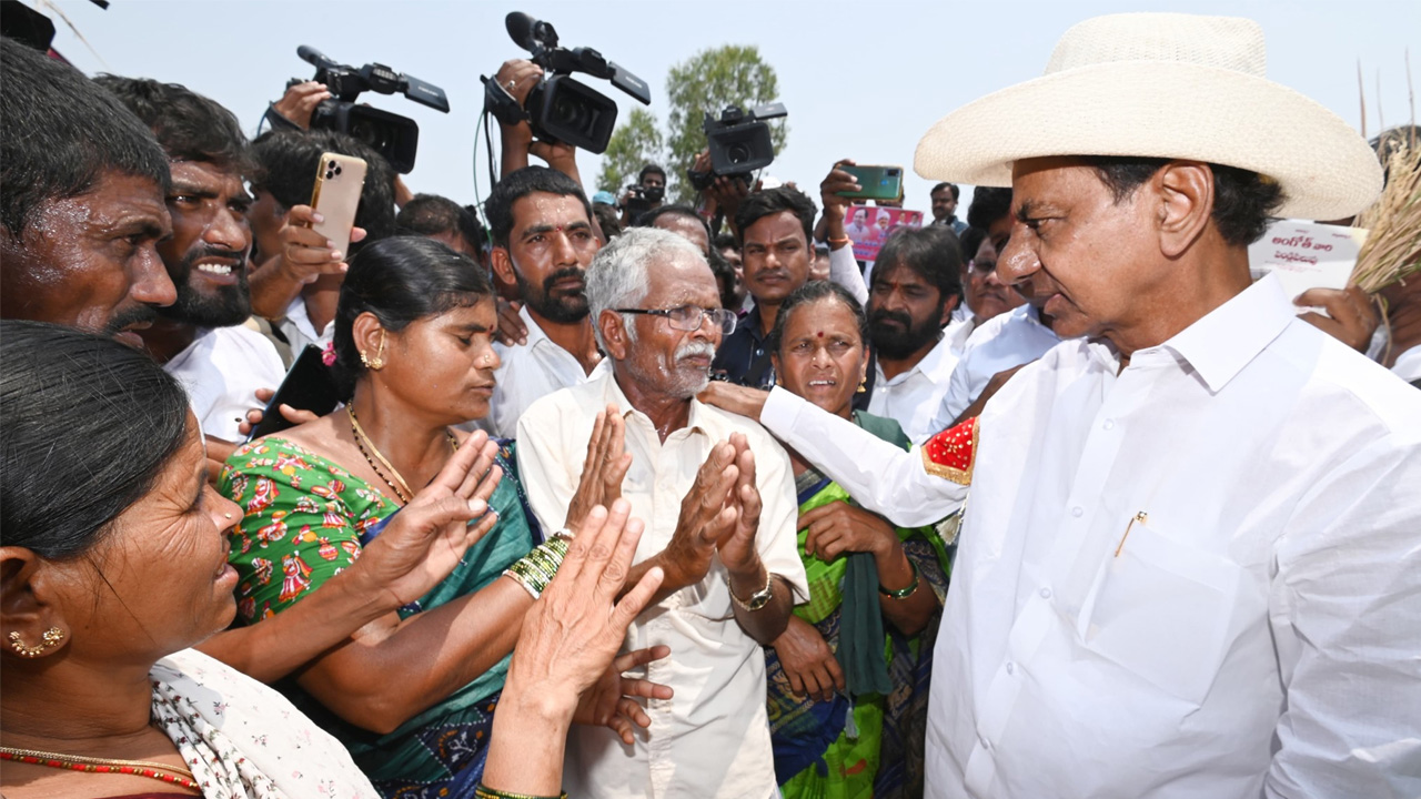 KCR | పంటలెండి కొడుకు పెళ్లికి చిల్లిగవ్వ లేదని గోడువెల్లబోసుకున్న మహిళా రైతు.. ఆర్థిక సాయం ప్రకటించిన కేసీఆర్‌