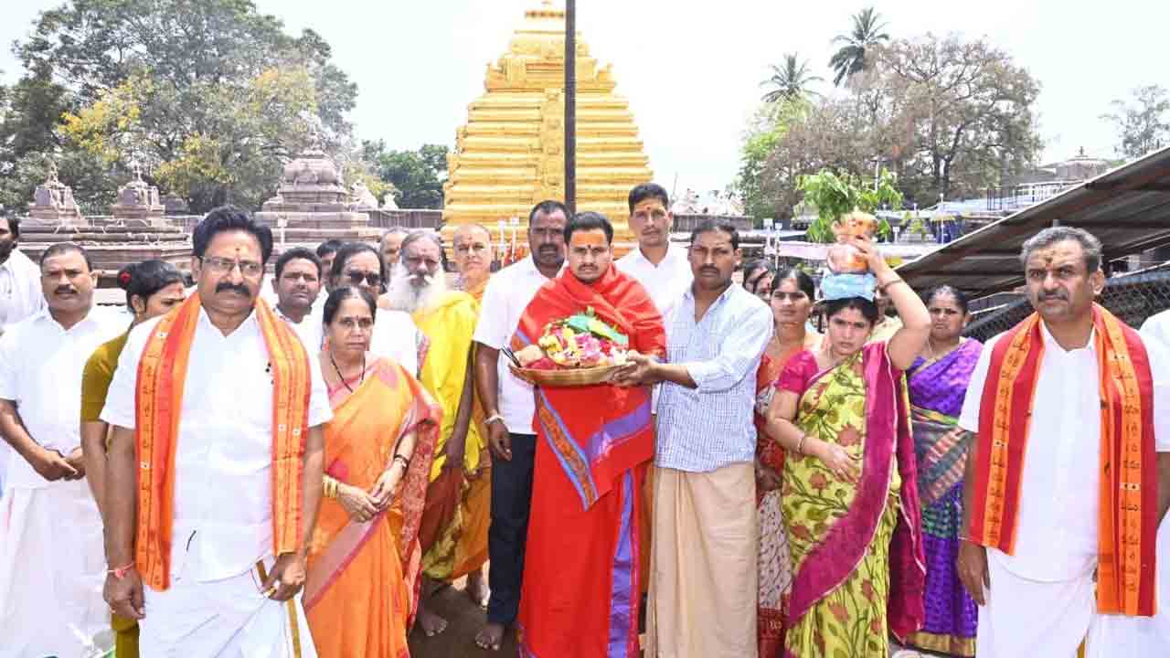 Srisailam | భ్రమరాంబ అమ్మవారికి కొబ్బరికాయల సమర్పణ