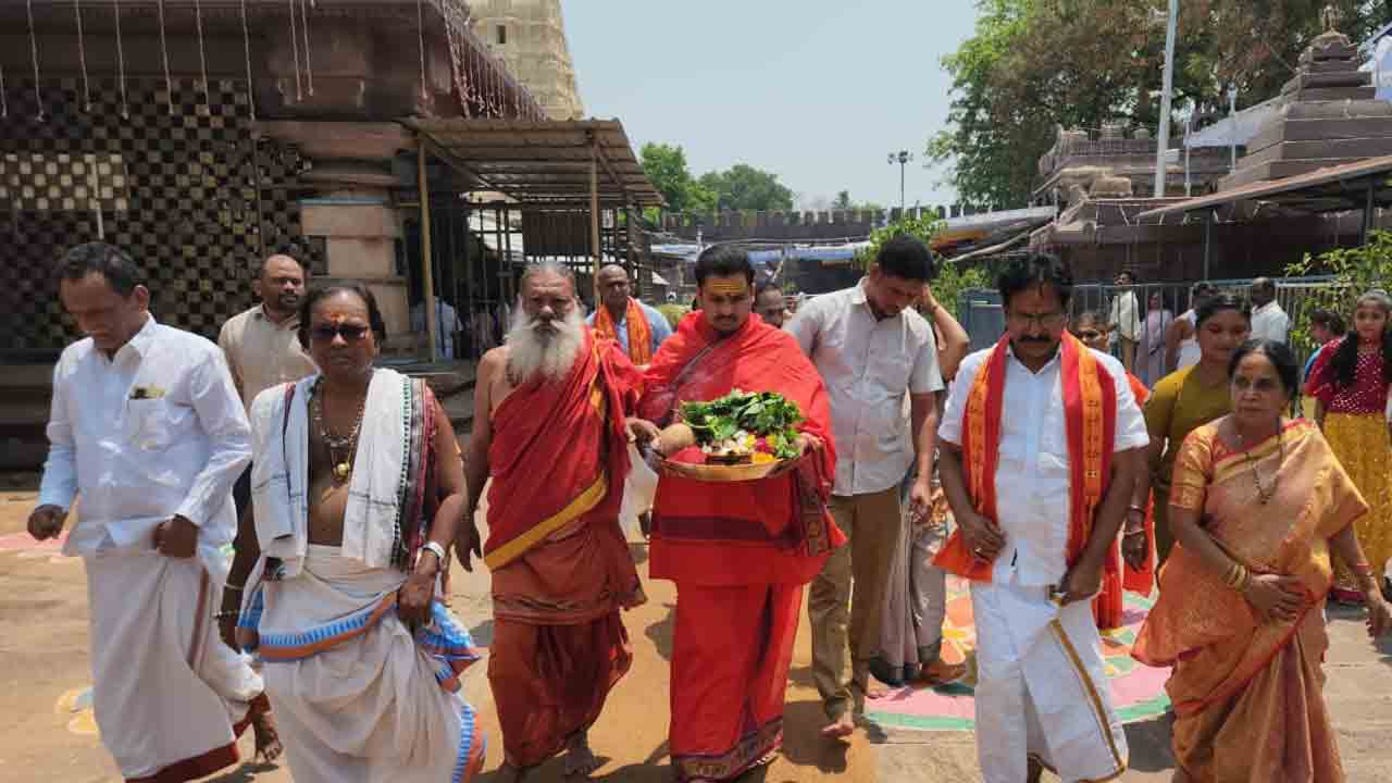 Srisailam | భ్రమరాంబికా దేవి అమ్మవారికి కొబ్బరికాయల సమర్పణ