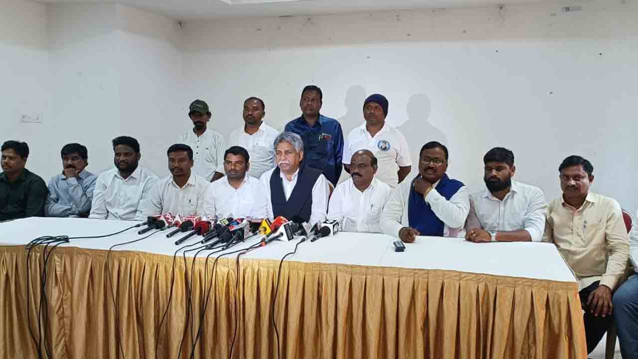 కడియం శ్రీహరివి ఊసరవెల్లి రాజకీయాలు