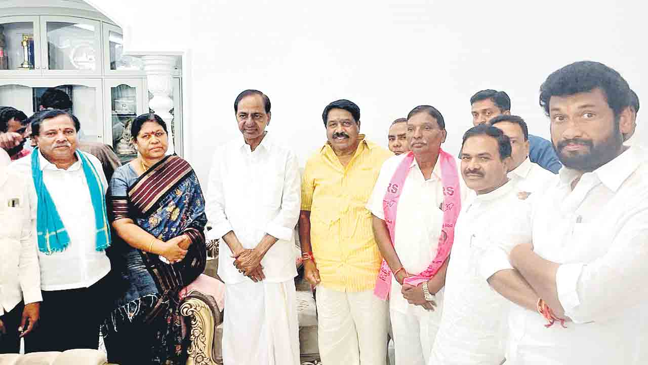 కేసీఆర్‌ను కలిసిన ఎమ్మెల్యేలు