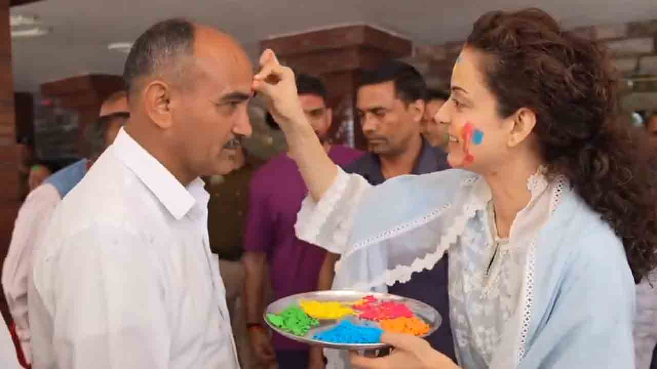 Kangana Ranaut | హోలీ వేడుకల్లో పాల్గొన్న ప్రముఖ నటి, బీజేపీ లోక్‌సభ అభ్యర్థి కంగన రనౌత్‌