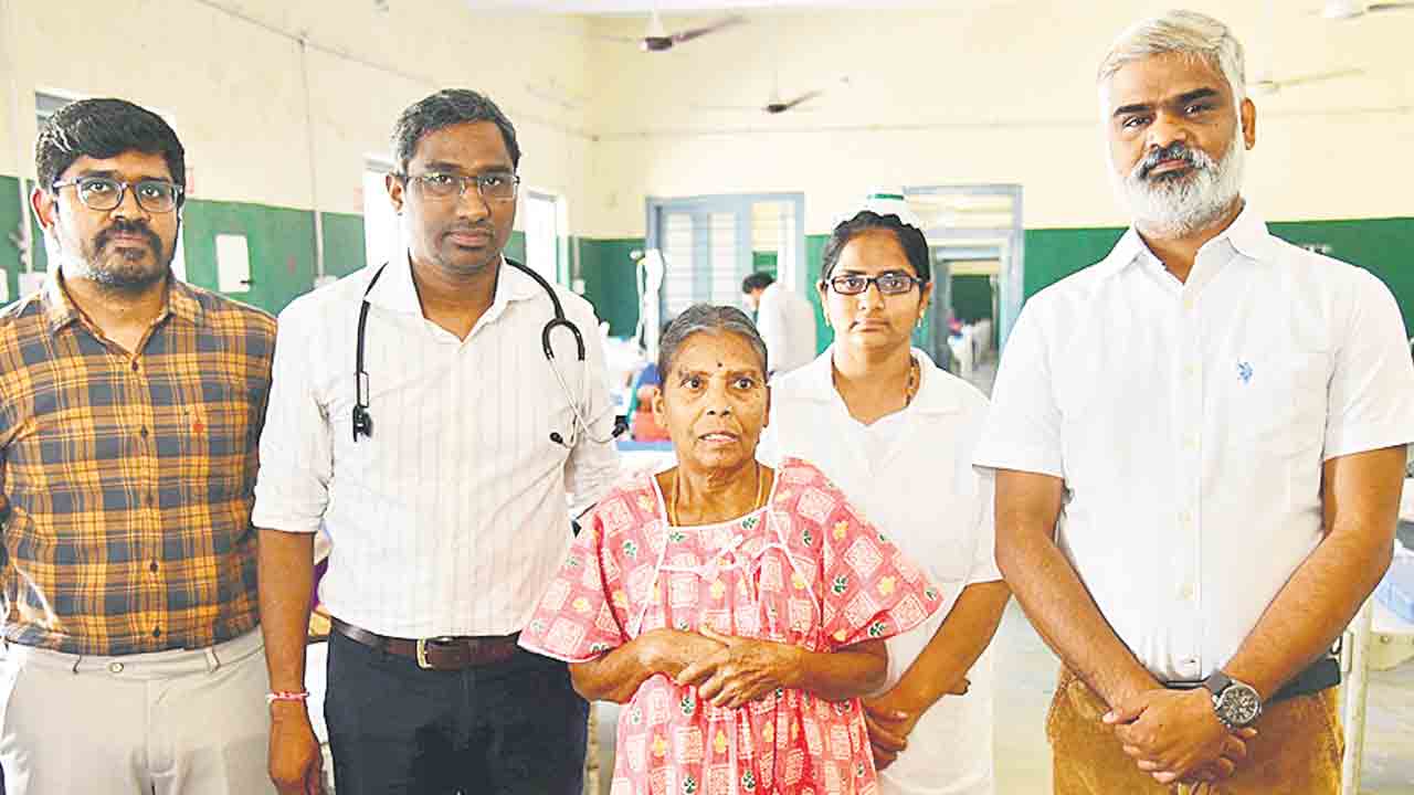 కరీంనగర్‌ జనరల్‌ దవాఖానలో అరుదైన శస్త్ర చికిత్స