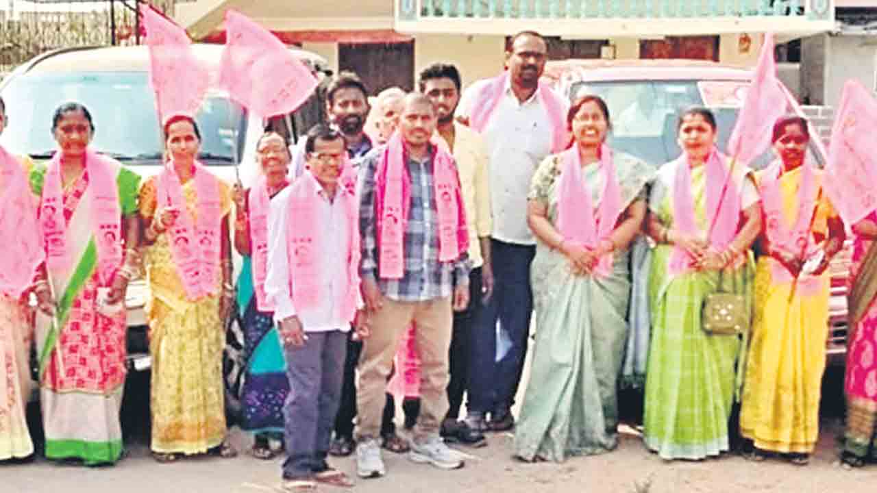 కదిలిన గులాబీదండు