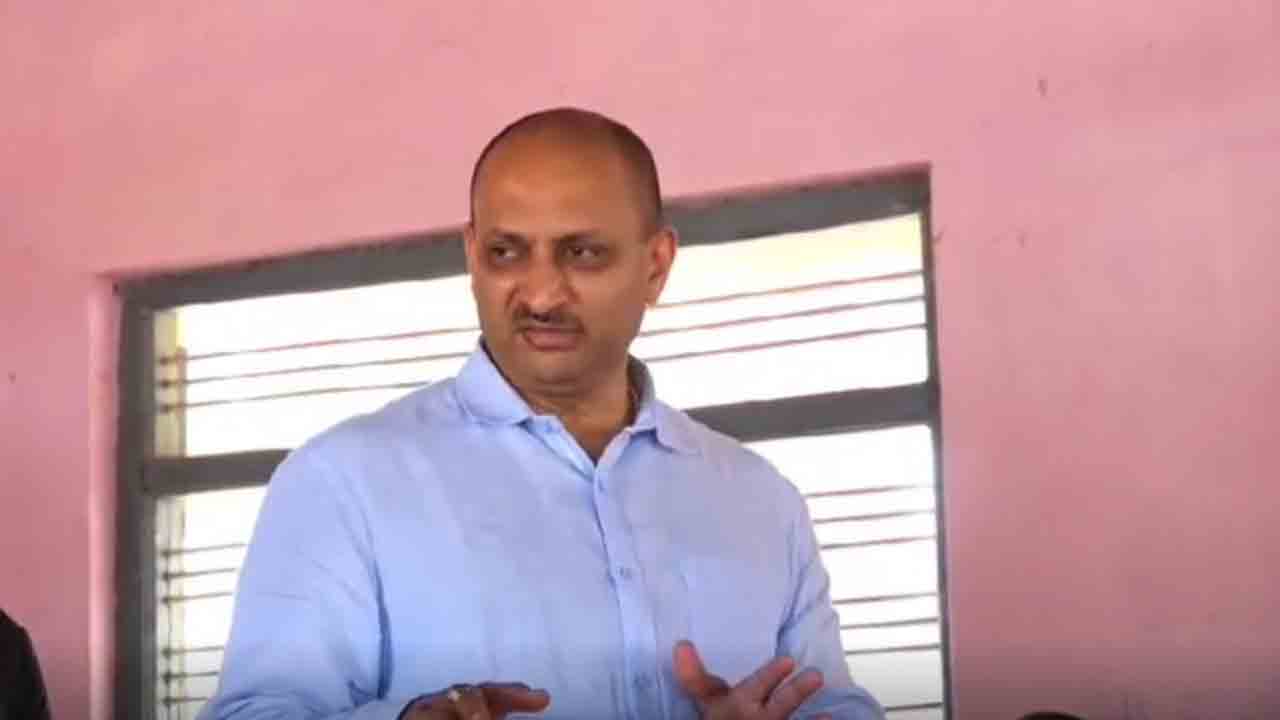 BJP MP Anantkumar Hegde | మెజారిటీ ఉంటే..  హిందువులకు అనుకూలంగా రాజ్యాంగాన్ని   మార్చుకోవచ్చు: బీజేపీ ఎంపీ