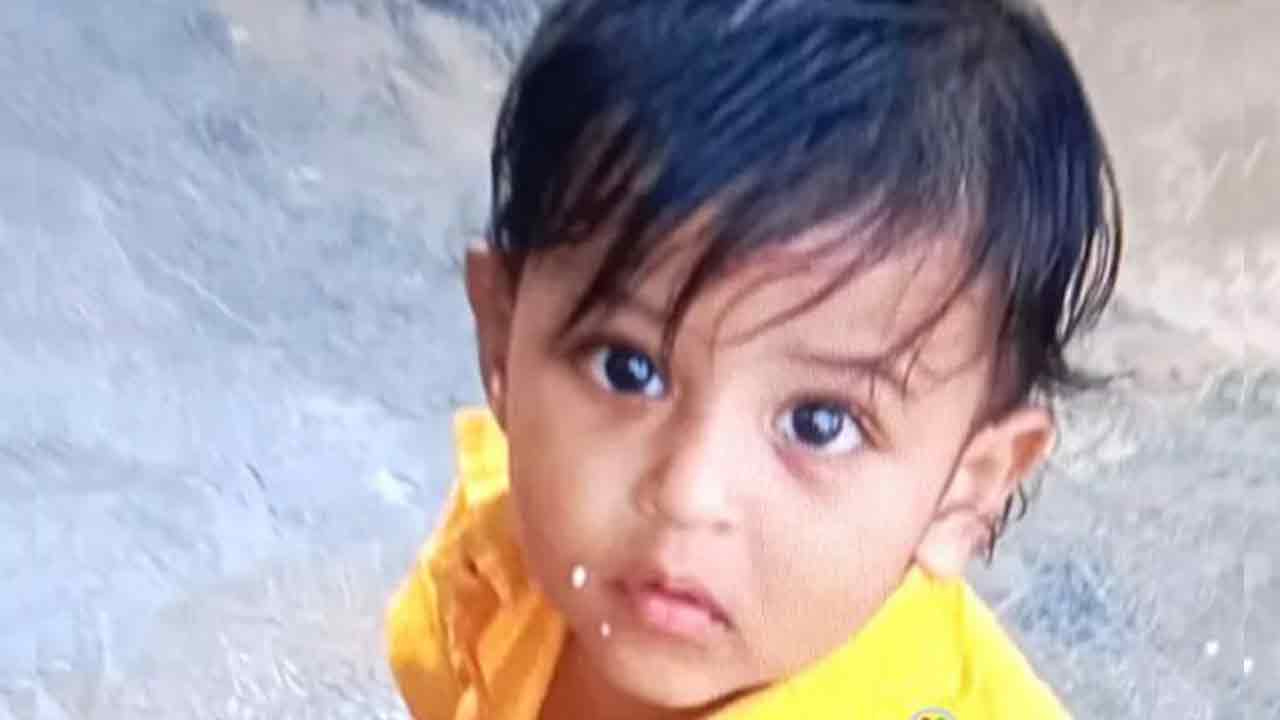 Khammam | కుట్టుమిషన్‌కు ఉన్న విద్యుత్‌ వైర్‌ను నోట్లోపెట్టుకున్న రెండేండ్ల బాలుడు..