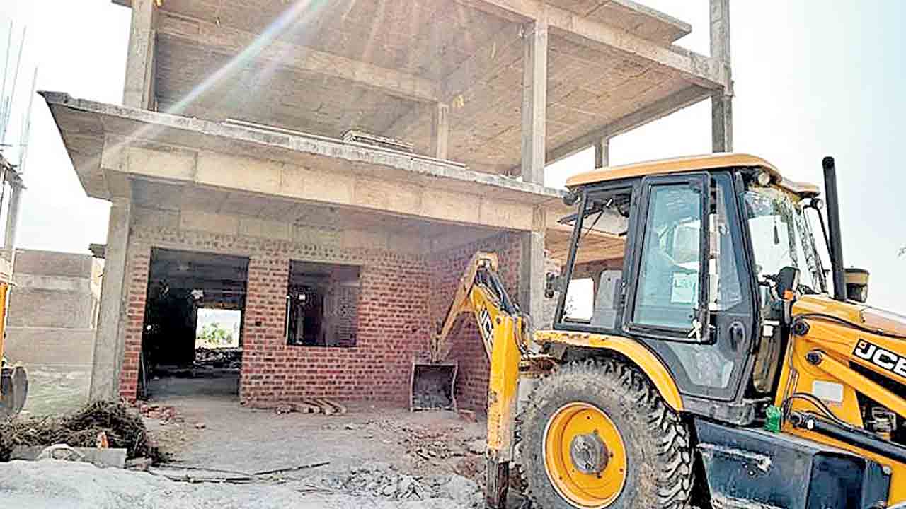 నెక్నాంపూర్‌ పెద్దచెరువులో.. అక్రమ విల్లాలు కూల్చివేత