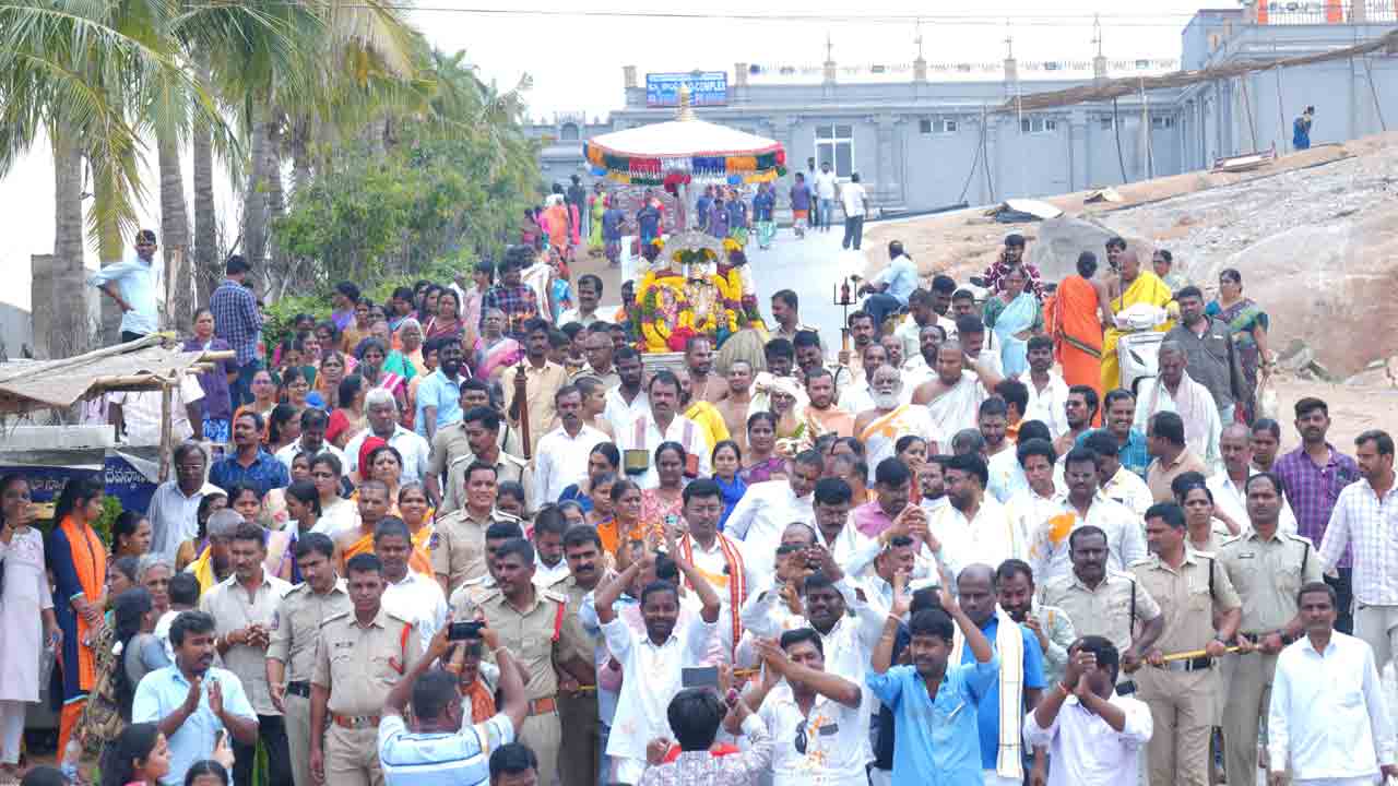 కనుల పండువగా చక్రతీర్థ స్నానం