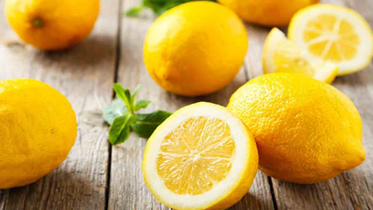 Lemon Sold For Rs. 35,000 | గుడిలో నిమ్మకాయకు వేలం.. రూ.35,000కు కొన్న భక్తుడు