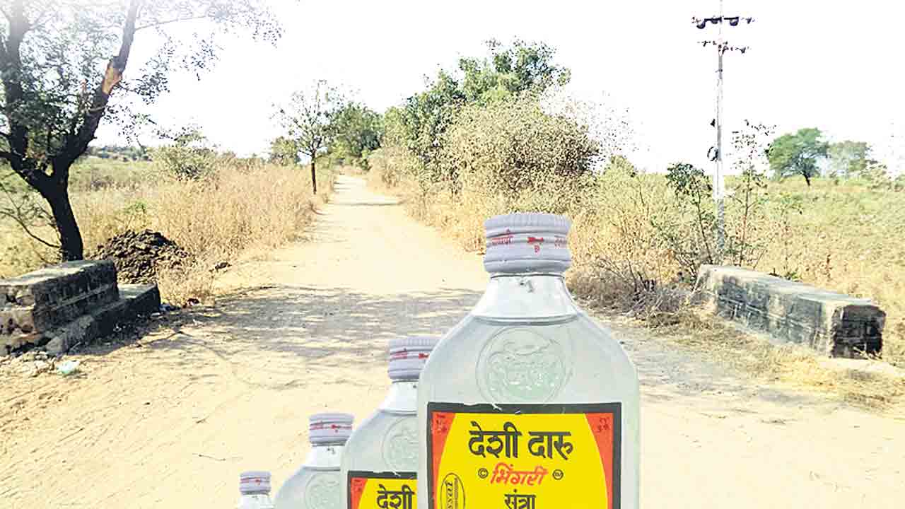 Kamareddy | కామారెడ్డిలో విచ్చలవిడిగా ప్రవహిస్తున్న మహారాష్ట్ర దేశీదారు మద్యం